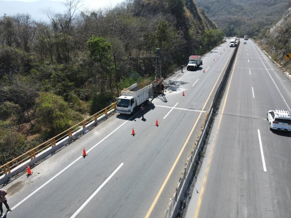 Reducen carriles de forma intermitente por trabajos en ‘La Salada’