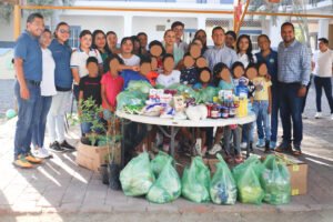 Bachilleres dondan artículos de primera necesidad en casa hogar de Mzllo