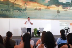 Comparte egresado de la UdeC su experiencia en el comercio internacional_Del Toro