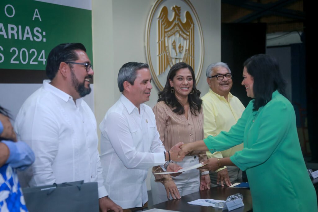 Reconocen-trayectorias-de-quienes-se-jubilaron-este-2024-de-la-UdeC
