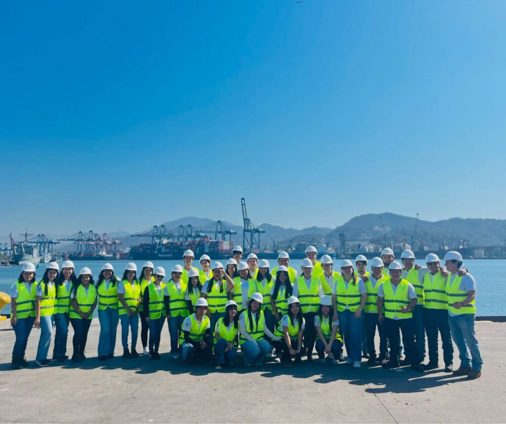 ESTUDIANTES COMERCIO EXTERIOR VISITAN PUERTO