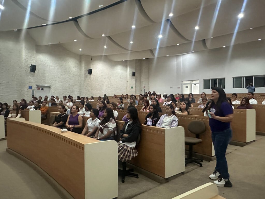 Loras Fuertes, Mujeres Poderosas, campus Tecomán_Blanca_b