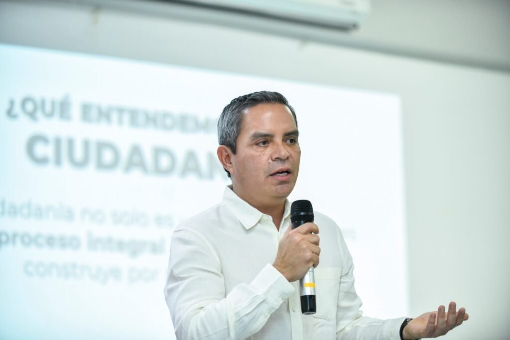 Rector UdeC dicta conferencia sobre ciudadanía y participación política_b