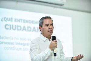 Rector UdeC dicta conferencia sobre ciudadanía y participación política_b