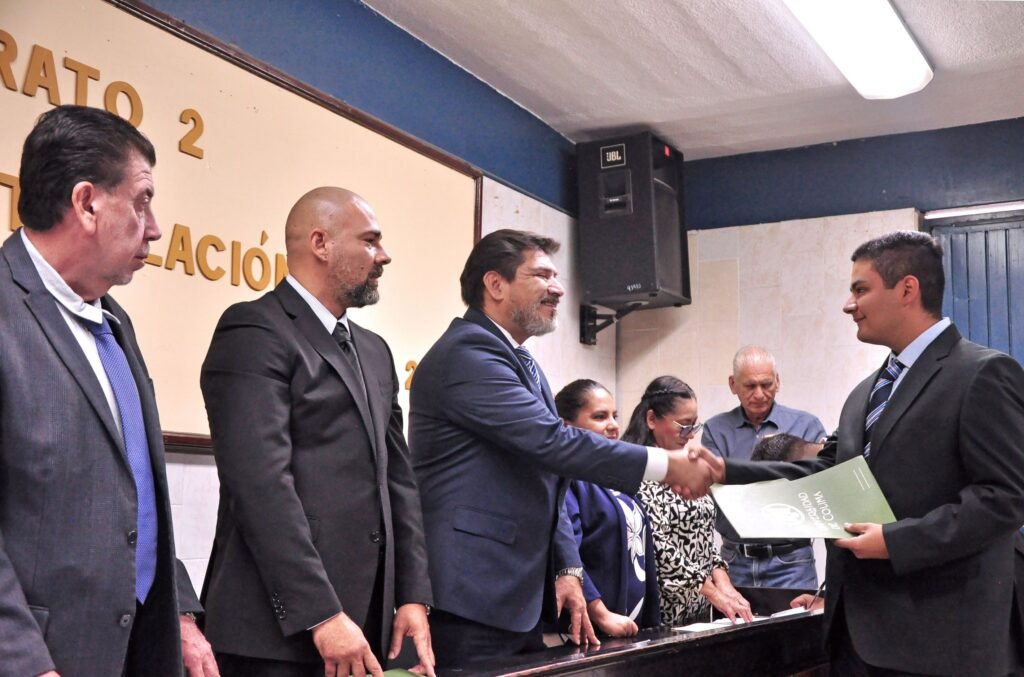 Titulación de 30 jóvenes en el Bach 2_c