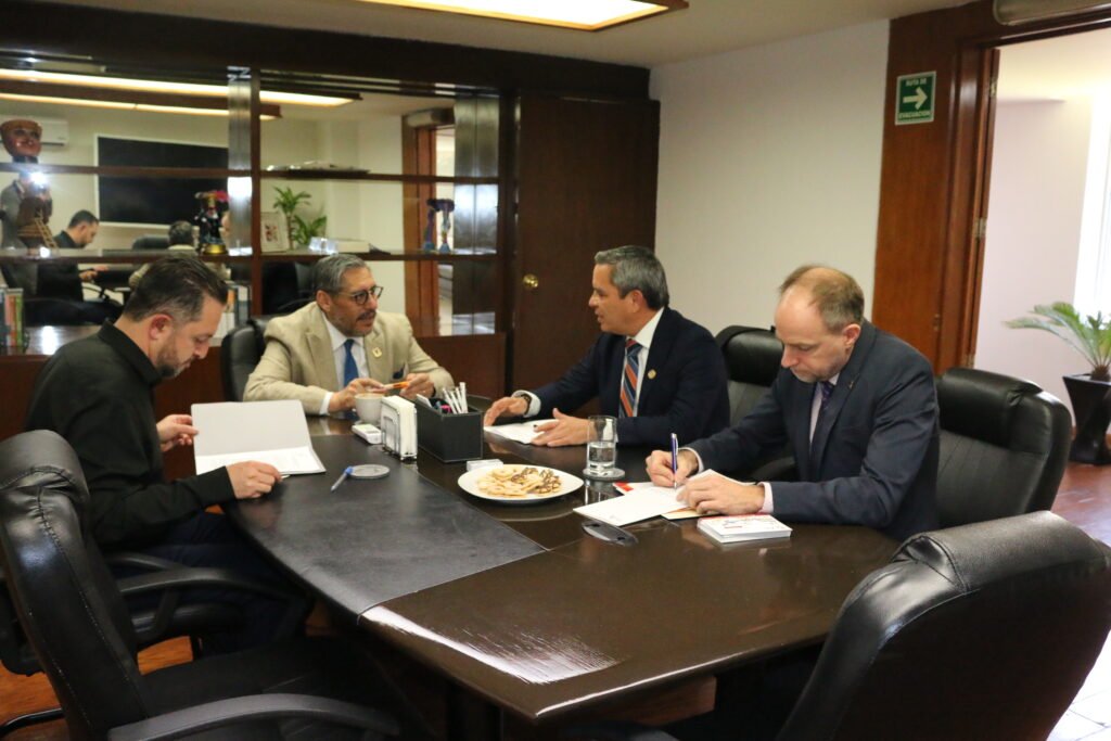 Christian Torres Ortiz, como vicepresidente de OUI, sostuvo reunión de trabajo en ANUIES