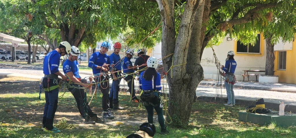 Realizan curso de autorrescate vertical en la UdeC