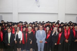 Reconocen a egresados de Derecho por su desempeño en el EGEL_d