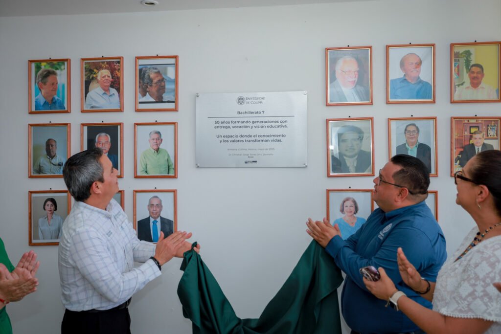 Develan placa y rector dicta conferencia por 50 años del Bach 7