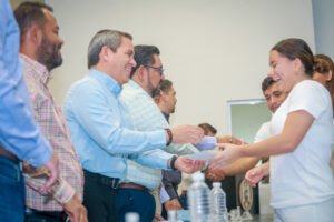 Entregan 150 becas UdeC Donativos_a