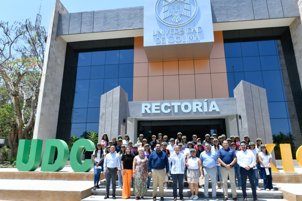 Entregan Beca Ucol-Kiosko a 50 alumnas destacadas