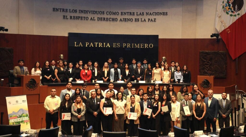 Estudiantes UdeC practican trabajo Parlamentario en el Senado_f