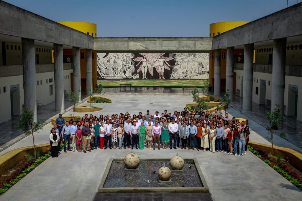 Inauguran patio central de la Facultad de Derecho_a