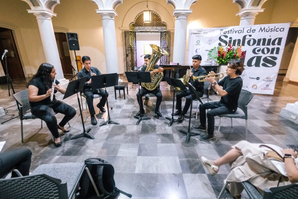 Jóvenes del IUBA y del Gandhi dan recital con alas