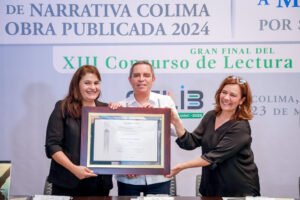 Recibe Maritza M. Buendía Premio Bellas Artes de Narrativa Colima 2024 por “Cielo cruel” *“Este tipo de narrativa apuesta por una visión del mundo que llama al lector a recuperar su lado humano, a ser tolerante con la diferencia, a enfrentar la realidad sin censura ni eufemismos”: Christian Torres Ortiz, rector UdeC. **“‘Cielo cruel’ es una novela que combina sensualidad e inteligencia, que cuestiona tabúes y reivindica el erotismo como parte vital de la experiencia humana”: Haydeé Raquel Boetto, INBAL. “Hoy, recibir este nuevo premio por ‘Cielo cruel’ me llena de alegría. Sí, por el reconocimiento, por el estímulo económico que implica, pero también porque los premios son un guiño al lector”: Maritza Este viernes, la narradora y ensayista Maritza M. Buendía fue galardonada con el Premio Bellas Artes de Narrativa Colima 2024 para Obra Publicada, por su novela “Cielo cruel”. El reconocimiento, otorgado desde 1980 por el Instituto Nacional de Bellas Artes y Literatura (INBAL) y la Universidad de Colima (UdeC), celebra lo más destacado de la narrativa contemporánea en México. La ceremonia se realizó en la Pinacoteca Universitaria, en el marco de las actividades de la Feria del Libro Altexto 2025. Buendía recibió el premio de manos del rector Christian Jorge Torres Ortiz Zermeño y de Haydeé Raquel Boetto Bárcena, subdirectora del INBAL. El evento fue transmitido en vivo por medios institucionales y redes sociales. Durante su intervención, el rector Christian Torres Ortiz destacó el valor de este galardón, que se entrega desde hace casi cinco décadas con gran seriedad y compromiso por parte de ambas instituciones. “La Feria del Libro Altexto, que se ha consolidado como la principal celebración de la lectura en Colima, se corona con la entrega del Premio Bellas Artes de Narrativa Colima. La lista de ganadores de este premio traza una cartografía precisa de la literatura mexicana contemporánea”. Resaltó también la participación activa de estudiantes universitarios, quienes se acercaron a “Cielo cruel” a través del Concurso de Lectura en Voz Alta. “Las y los estudiantes pudieron constatar la melodiosa escritura de Maritza Buendía, que retrata un México profundo, con sus llanuras, selvas y serranías, evocando paisajes simbólicos de la historia nacional”. Torres Ortiz citó además a la autora, al señalar que obras como “Cielo cruel” “evidencian avances y retrocesos en materia de derechos e identidad sexual”, y abren paso a una literatura que no teme nombrar lo silenciado. “Este tipo de narrativa apuesta por una visión del mundo que llama al lector a recuperar su lado humano, a ser tolerante con la diferencia, a enfrentar la realidad sin censura ni eufemismos”. “Por la profundidad de estos planteamientos, que sin duda aspiran a contribuir al desarrollo de una mejor sociedad, debemos reiterar que la educación, la cultura y el deporte son fundamentales para la transformación positiva y el bienestar integral de la ciudadanía”, concluyó. Literatura con cuerpo y memoria La lectura del acta del jurado fue realizada por Carlos Alberto Ramírez Vuelvas, coordinador general de Extensión, quien subrayó la profundidad estructural y temática de la novela. “‘Cielo cruel’ entrelaza tres líneas temporales con personajes que enfrentan distintos conflictos, todos vinculados por la lucha constante por el ejercicio libre de la sexualidad. La novela trasciende los clichés del relato erótico, abordando episodios aciagos de nuestra historia como la tortura y asesinato de maestras rurales durante la cruzada vasconcelista”. “En el plano formal -concluyó- la novela destaca por su eficaz uso de herramientas narrativas y porque propone un diálogo con distintas tradiciones literarias nacionales y universales”. Sueños al viento Al recibir el galardón, Maritza Buendía agradeció a las instituciones organizadoras y recordó los inicios de su vocación literaria. “Crecí bajo el cuidado de una abuela estricta que no me dejaba salir a jugar. Desde muy joven comencé a escribir. Vivir en provincia, a ocho horas de la Ciudad de México, significaba apostar por publicar en periódicos, buscar becas estatales, luego nacionales, y publicar libros. Y sí, también apostar por los premios”. Relató que en 2011. “Hoy, recibir este nuevo premio por ‘Cielo cruel’ me llena de alegría. Sí, por el reconocimiento, por el estímulo económico que implica, pero también porque los premios son un guiño al lector”. Buendía reconoció los desafíos del mundo literario actual, dominado por tendencias digitales y concentración editorial en la capital. “Falta mucho por descentralizar el campo literario. Pero estos premios, al convocar a voces de todo el país, premiar editoriales independientes y considerar lenguas indígenas, ayudan a construir esa descentralización. Y no hay más: la única consigna es lanzar nuestros sueños al viento”. Una novela que arde en el cuerpo La lectura de la semblanza de Cielo cruel estuvo a cargo de Yunuén Sánchez Calvillo, estudiante de Letras Hispanoamericanas de la UdeC, quien definió la obra como “una cartografía del deseo escrita sobre la piel”. Se trata, dijo, “de una bitácora de cómo se vive el deseo en tres cuerpos distintos. Nos recuerda que el cuerpo es territorio donde el placer y la sexualidad se enfrentan sin pedir permiso”. Agregó que “Leer Cielo Cruel´’ es entregarse al lenguaje con cada palabra, imagen y gesto creativo; en lugar de explicar, encara una experiencia que también es compartida. Cada palabra tiene un peso. Cada escena está construida desde el tacto, desde el mirar, desde el temblor del cuerpo cayendo como agua. No hay derroche, pero sí una constante combustión poética. Gracias Maritza por recordarnos que el deseo muchas veces se trepa en el cuerpo para convertirse en palabra”. Reconocimiento a una voz singular En su mensaje, Haydeé Raquel Boetto Bárcena, subdirectora del INBAL, resaltó la importancia histórica del Premio Bellas Artes de Narrativa Colima, otorgado desde 1980 a autores como Sergio Pitol, Isabel Allende, Alberto Ruy Sánchez y Gabriela Jáuregui. “En esta edición, el jurado distinguió ‘Cielo cruel’ como una novela que explora con sensibilidad y fuerza los dilemas que configuran nuestras relaciones y decisiones”. Sobre la autora, destacó su trayectoria sólida y premiada, su pertenencia al Sistema Nacional de Investigadores y su trabajo docente en la Universidad Autónoma de Zacatecas, donde continúa explorando la literatura como espacio de introspección y desafío creativo. “Su más reciente novela, ‘Cielo cruel’, combina la sensualidad con la inteligencia, cuestionando tabúes y reivindicando el lugar del erotismo en la literatura. Más allá de ser una novela feminista, es un testimonio del poder de las relaciones humanas para desentrañar los secretos del cuerpo y la mente; para recordar que la inteligencia es una suma de conocimientos que no solo tienen que ver con el intelecto sino con el cuerpo, las experiencias y nuestra genealogía”. “Felicitamos a la escritora Maritza M. Buendía por recibir el Premio Bellas Artes de Narrativa Colima para Obra Publicada 2024, que sin duda fortalece aún más su paso en el ámbito literario contemporáneo”, dijo para terminar. También estuvieron en presídium: Joel Nino, secretario general de la UdeC; Adolfo Álvarez, director general de Publicaciones y Camilo García, director general de Servicios Universitarios.
