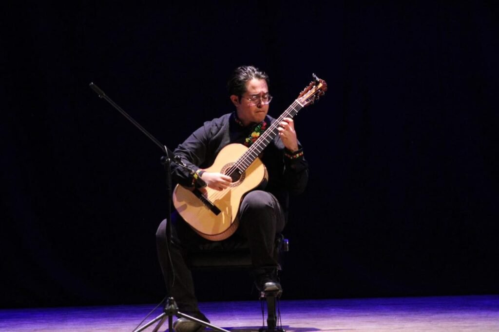 Alumno del IUBA lleva música coral y de guitarra a Lagos de Moreno_Canchola