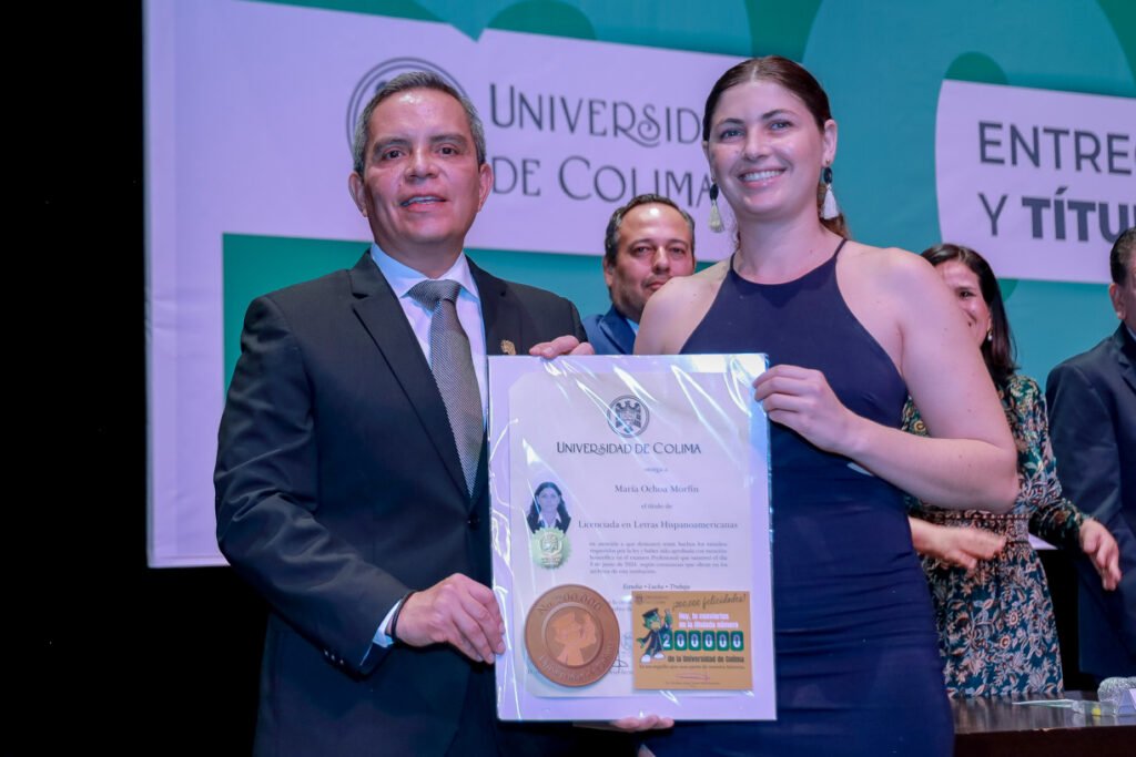 Con la entrega del título número 200 mil, UdeC reafirma su legado educativo_Título 200 mil.PRINCIPAL