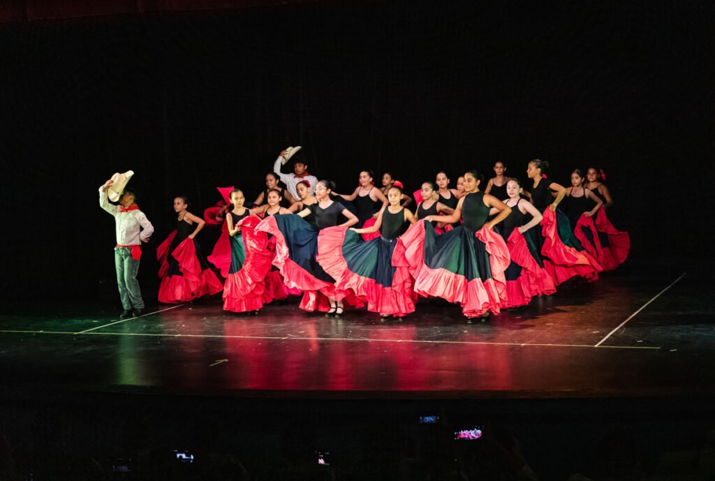 Concluyen talleres de inducción artística, Raíces en movimiento_j