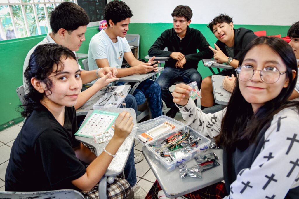Conocen bachilleres tecnología y economía transpacífica_Plan Arduino