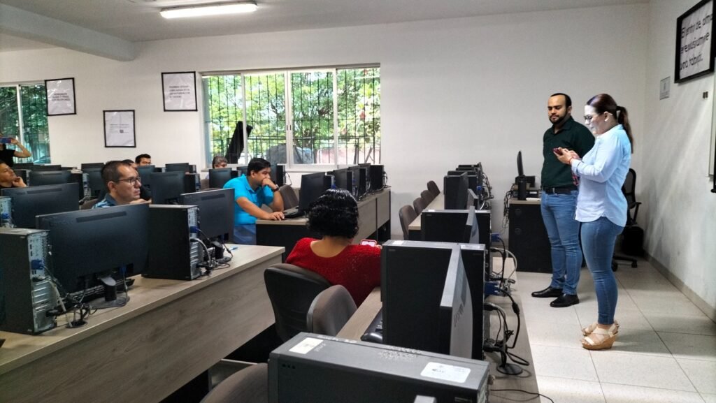 Docentes de bachillerato fortalecen sus competencias digitales