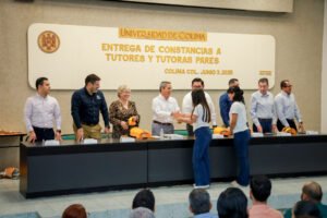 Entrega de constancias a tutores y tutoras pares