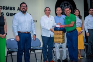 Entrega de uniformes a personal de servicios generales
