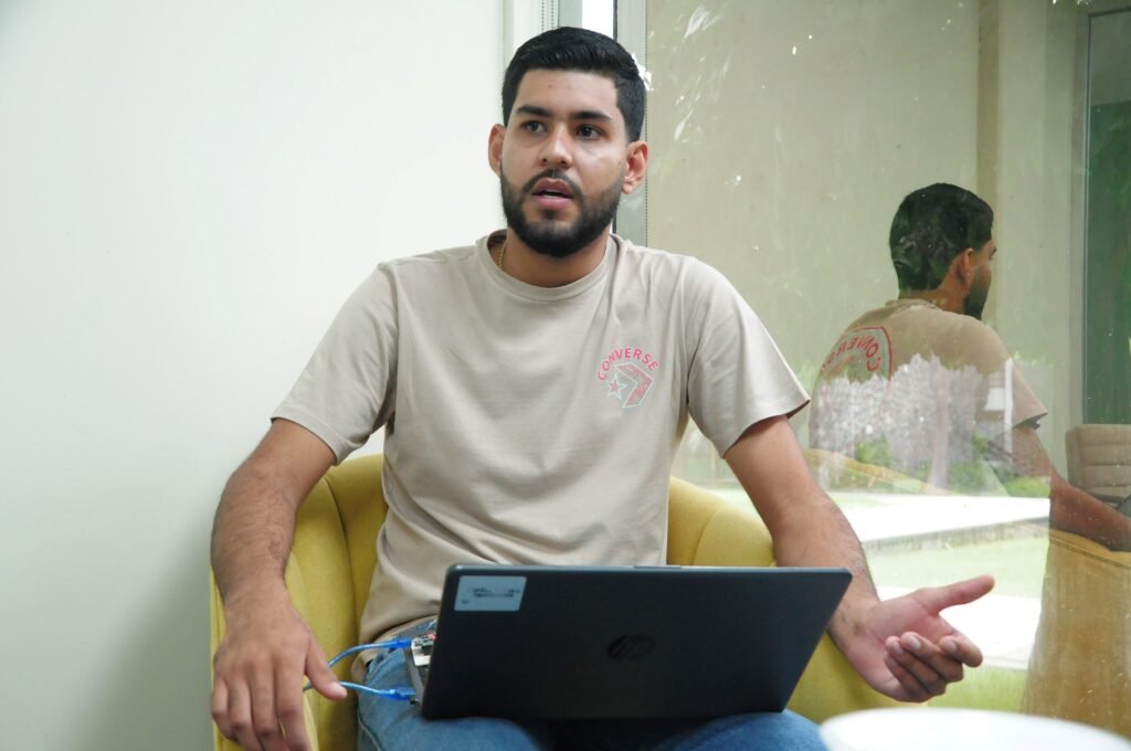 Estudiante de FIME desarrolla geocerca para contener ganado