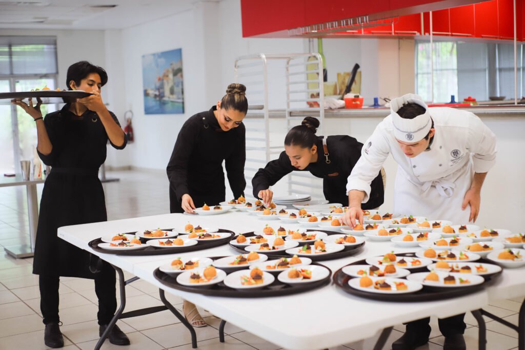 Estudiantes realizan cena española-mexicana, en Manzanillo_a