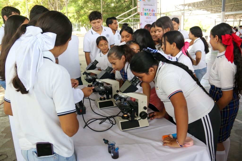 Feria de ciencias en el Bachillerato 11 de Mina