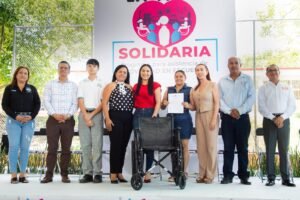 INDIRA VIZCAINO ENTREGA SILLA RUEDAS