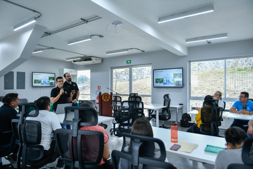 Inicia curso de capacitación en Biblioteca Inteligente del Bach 13