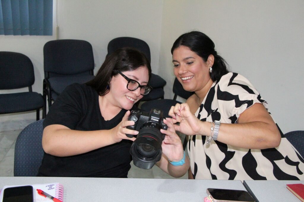 Inicia curso de fotografía para planteles del campus Tecomán_b