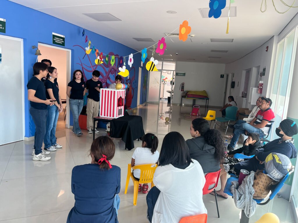 Llevan ciencia y emociones a niñas y niños con cáncer