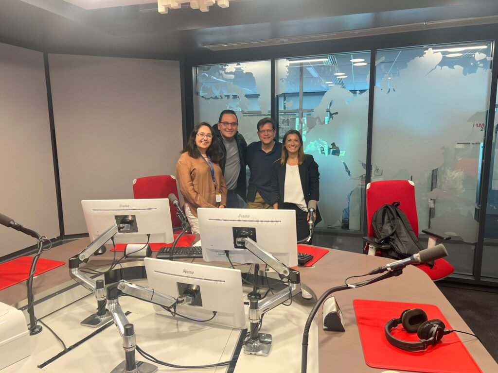 Presente UdeC en encuentro internacional de radios en París_a