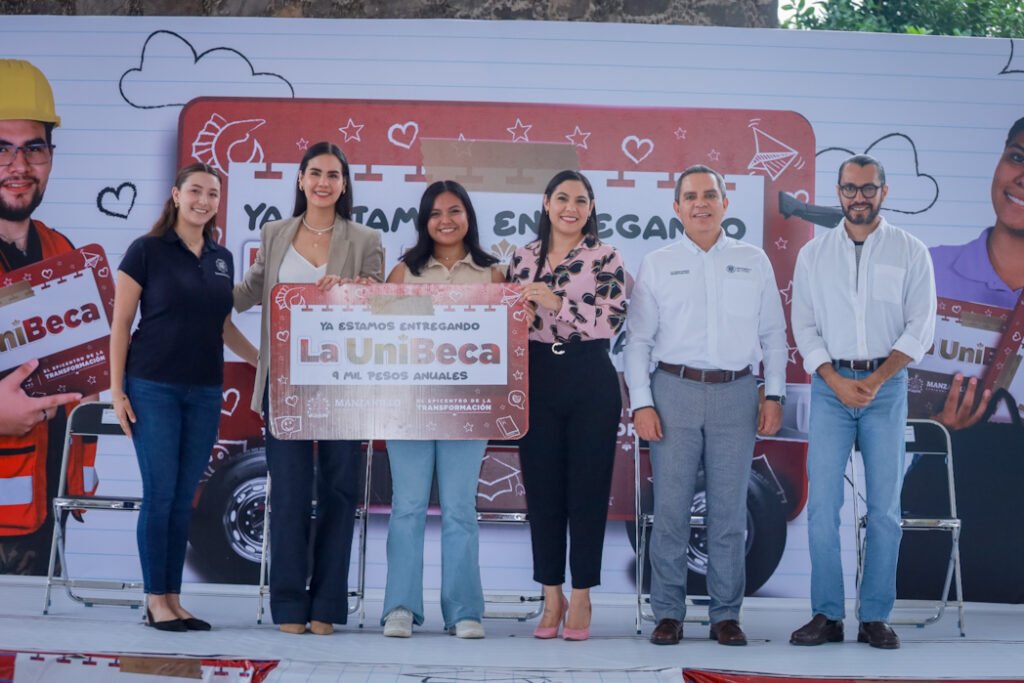 Realizan entrega de la UniBeca en campus Colima