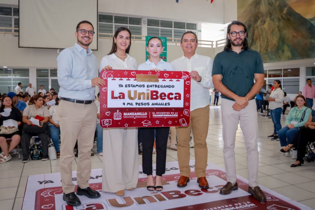 Rector asiste a la entrega de UNIBECAS_b