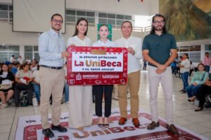 Rector asiste a la entrega de UNIBECAS_b