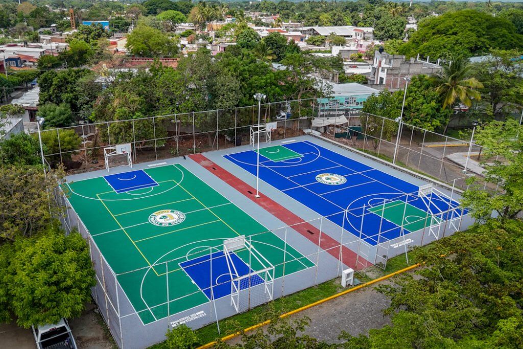 Rector entrega canchas rehabilitadas y material deportivo, campus La Villa_c