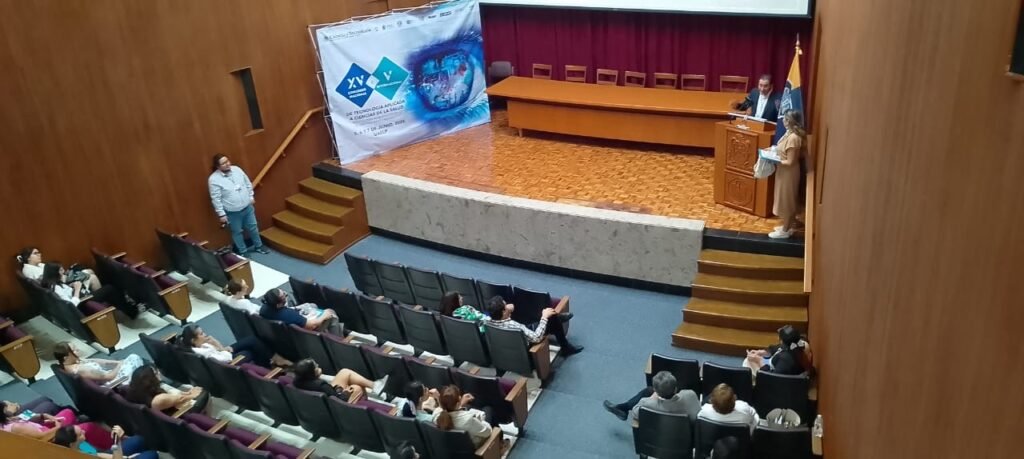 Universitario asiste a congreso internacional de tecnologías aplicadas a la salud