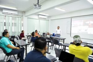 Docentes aprenden a desarrollar modelos de negocio