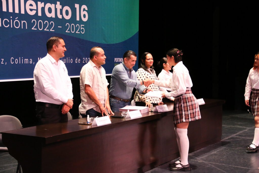 Entrega de certificados del Bachillerato 16_b