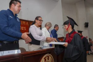 Entrega de certificados en el Bachillerato 5 de Tecomán_a