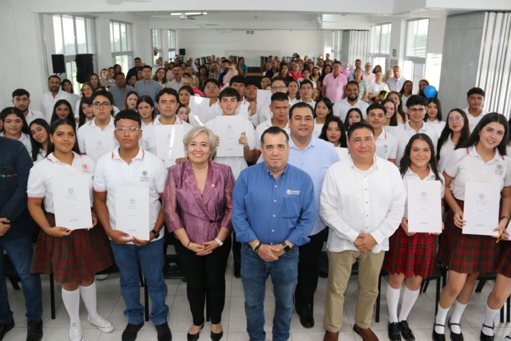 Entrega de certificados en los Bachilleratos 12 y 13 de Cuauhtémoc_e