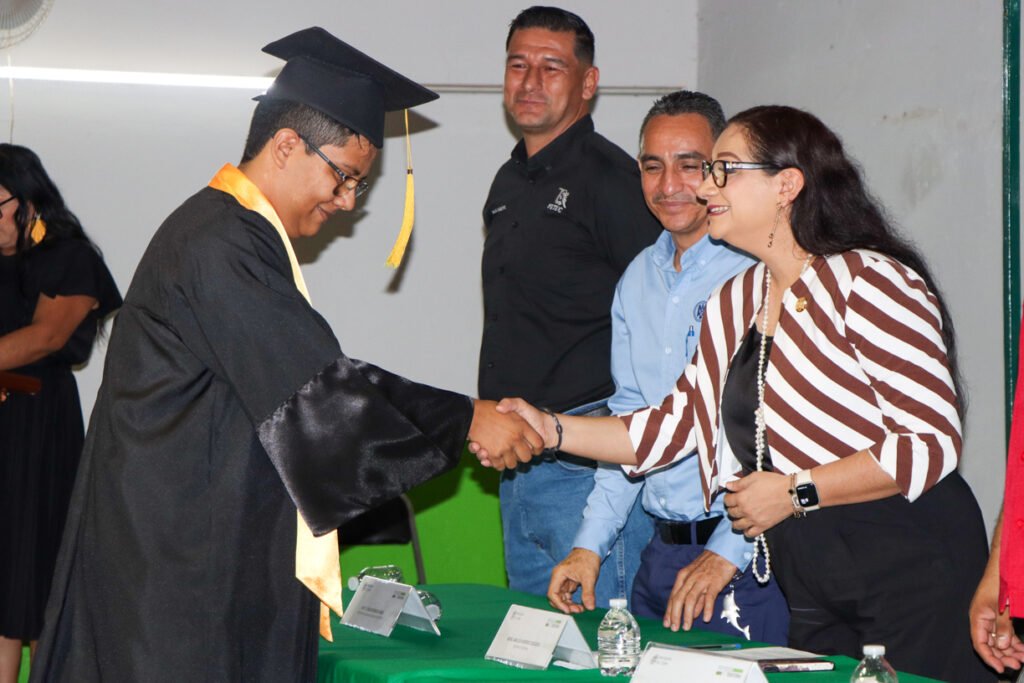 Graduaciones en los bachilleratos 31, 21 y 7 de Armería