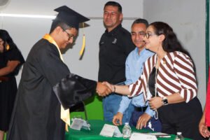 Graduaciones en los bachilleratos 31, 21 y 7 de Armería