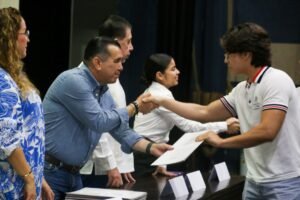 Reciben certificados egresados del Bach 33_b