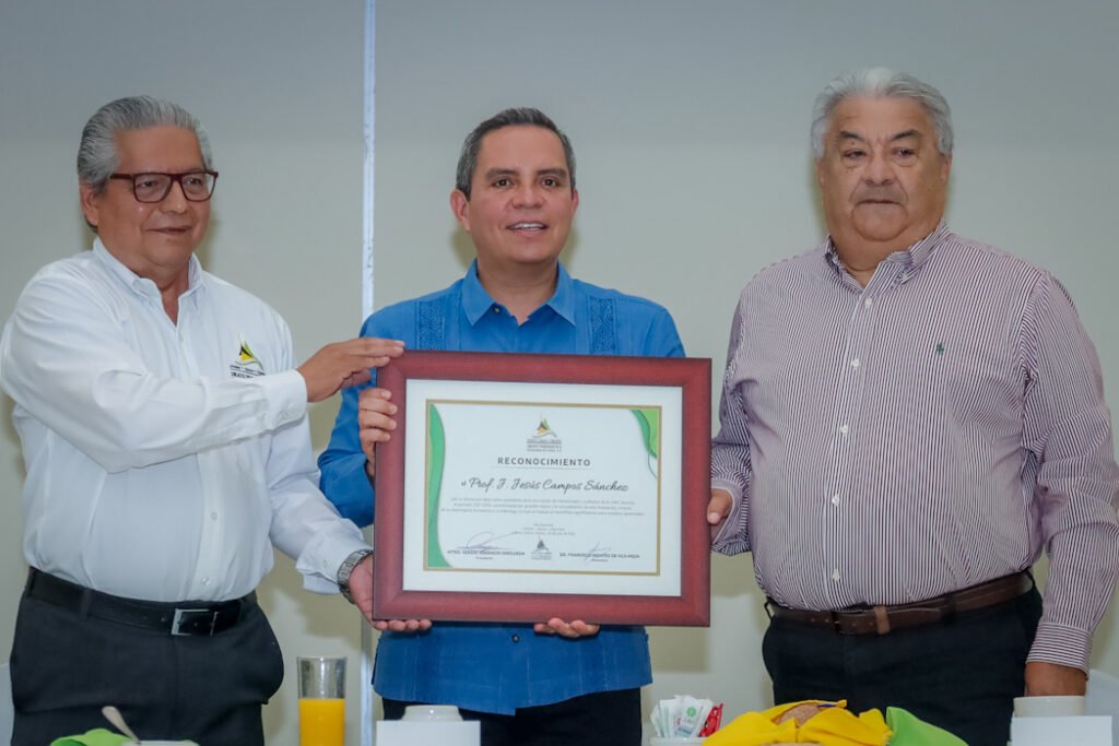 Rector toma protesta a nuevo comié de Jubilados y Pensionados UdeC_c