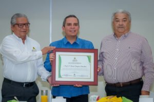 Rector toma protesta a nuevo comié de Jubilados y Pensionados UdeC_c