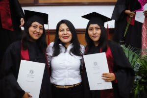 UdeC entrega 55 certificados a egresados del Bachillerato 14, en Manzanillo_Ana Galardo