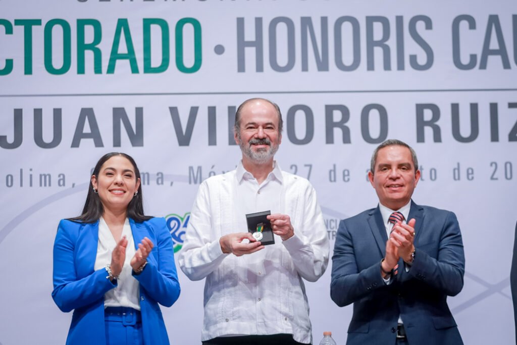 Entrega UdeC doctorado Honoris Causa a Juan Villoro_b